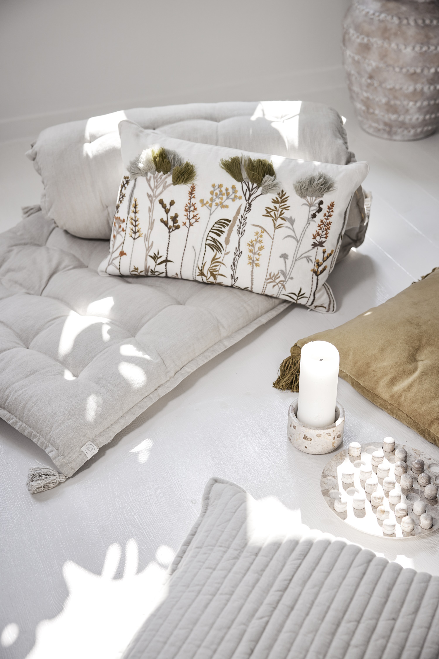 poduszka_haftowana_marmurowa_gra_w_chinczyka_beżowy_materac_swiecznik_podstawka_na_swiece_swiecznik_LENE_BJERRE_POLSKA_SKLEP_INTERNETOWY_DESIGNBYWOMEN